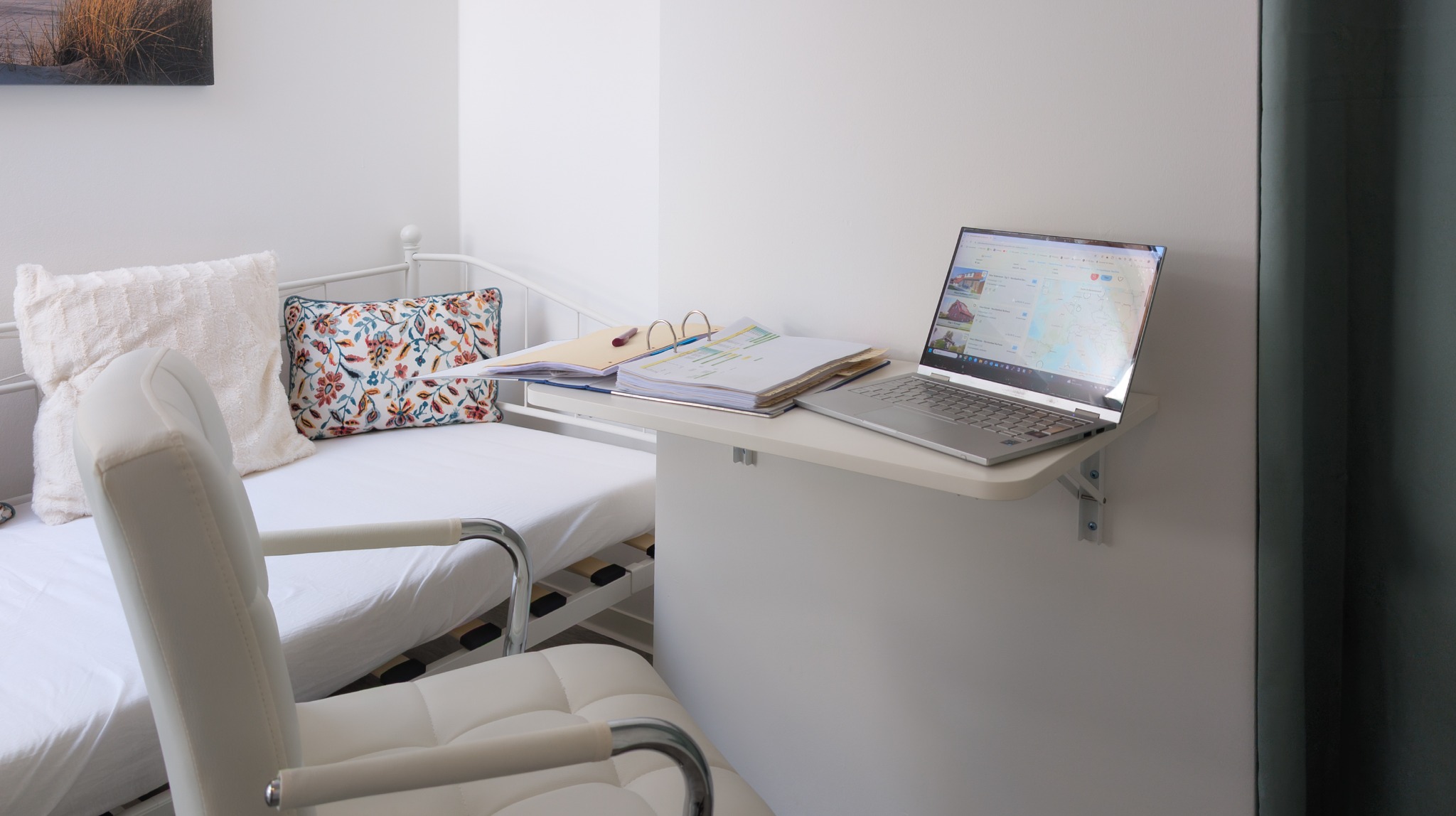Ferienwohnung Heidi – Arbeitsbereich und zusätzliches Bett