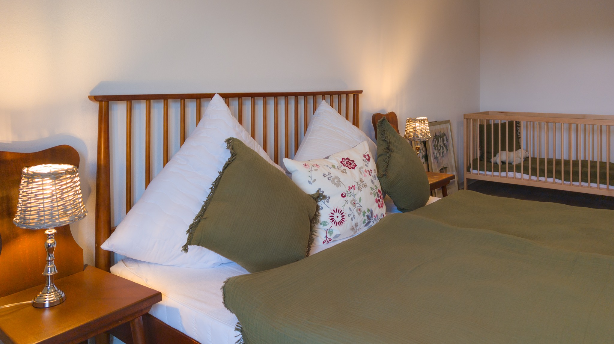 Heidi – Schlafzimmer mit Doppelbett und Kinderbett
