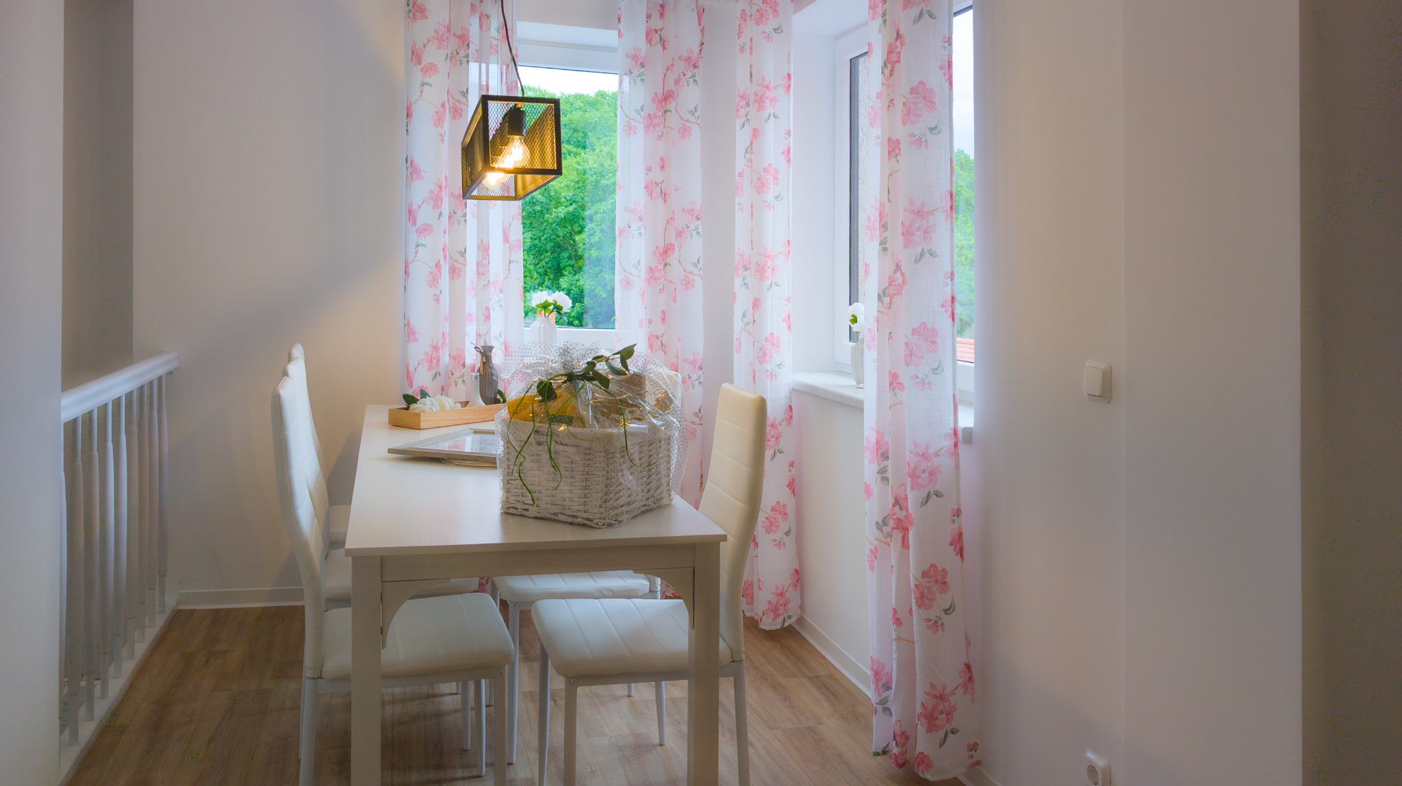 Heidi – Essbereich am Fenster