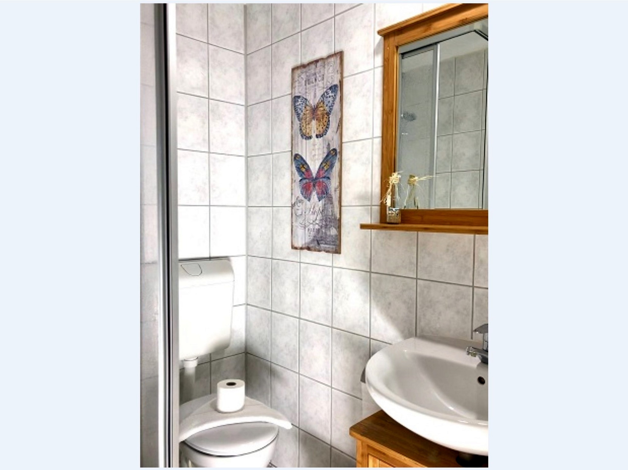 Ursel – Badezimmer mit Dusche und Waschbecken